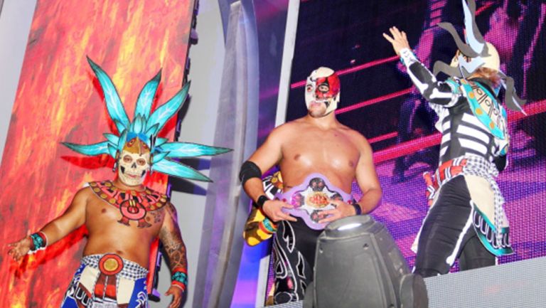Sansón (centro) con el campeonato Rey del Inframundo