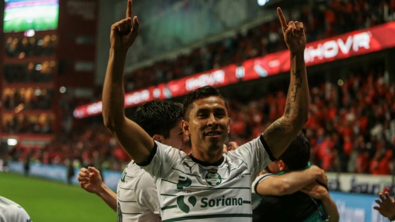 Jesús Isijara festejando un gol con Santos 