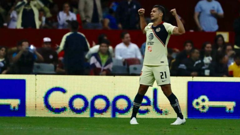 Henry Martín festeja un gol con América