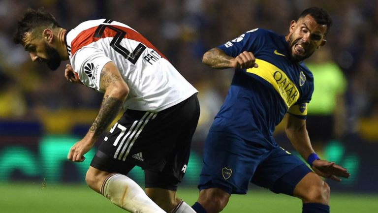 Prato y Tévez pelean un balón en el Clásico argentino