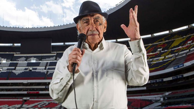 Don Melquiades Sánchez 'narra' en el Estadio Azteca