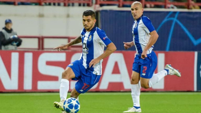 Tecatito conduce el balón en un juego del Porto