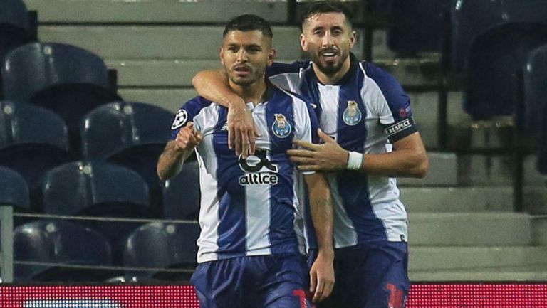 Tecatito y Herrera celebran gol en Champions League 