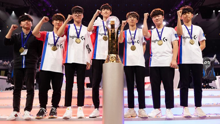Los jugadores de Corea, posando con la copa mundial