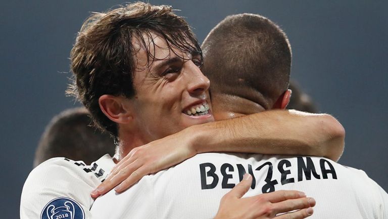 Benzema festeja uno de sus goles con Odriozola   