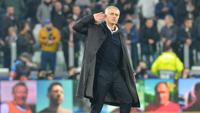 José Mourinho hace el gesto a la afición
