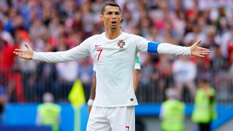 Cristiano Ronaldo reclama una acción durante juego de Portugal