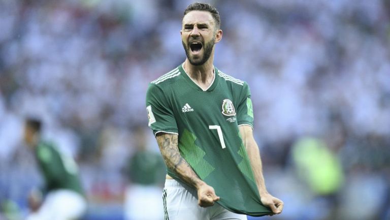 Layún festeja gol con México