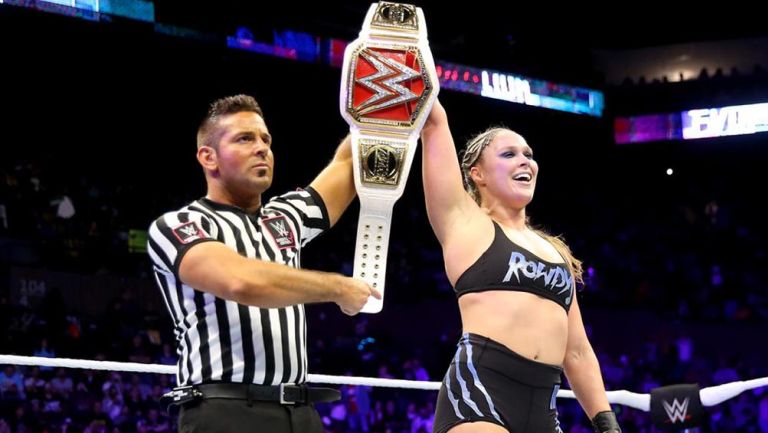 Ronda Rousey festeja tras retener el título en Evolution