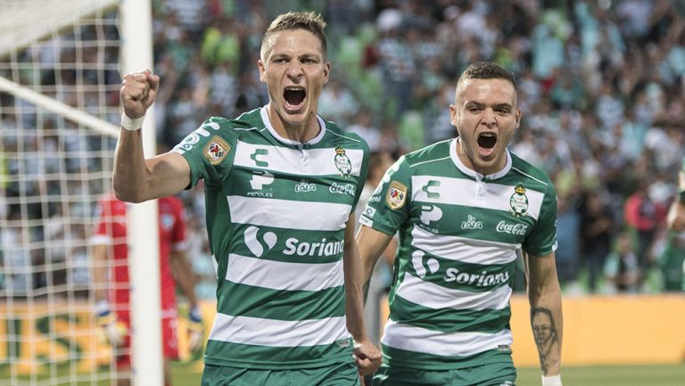 Jonathan Rodríguez, celebra gol con Santos 