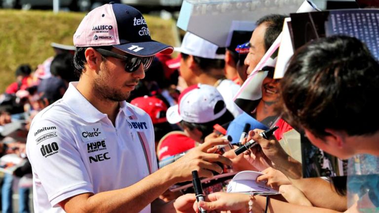 Checo Pérez regala autógrafos a sus fans en el GP de México 