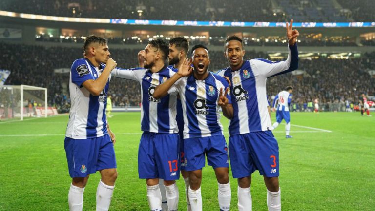 Jugadores del Porto celebran triunfo contra Braga