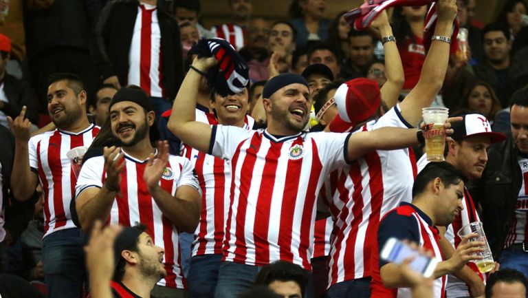 Aficionados de Chivas apoyan al equipo en el estadio 