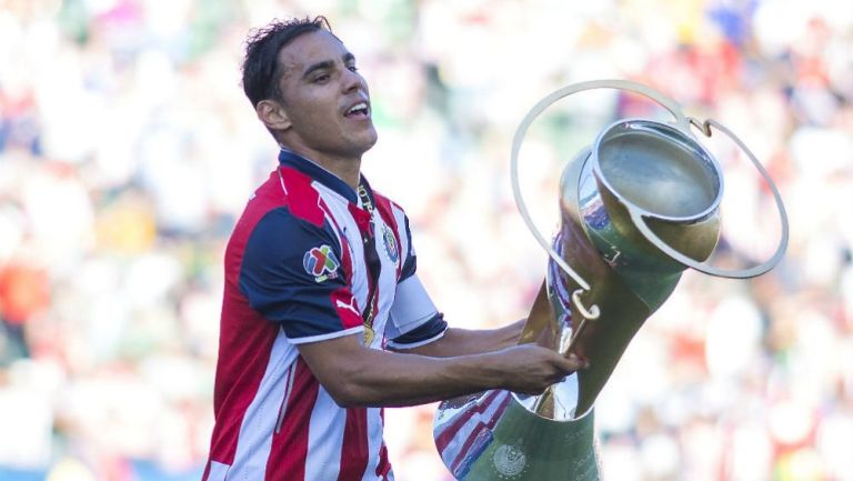 Omar Bravo festeja con la Supercopa 2016 que ganó con Chivas