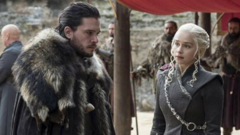 Khaleesi junto a Jon Snow, en una escena de la serie