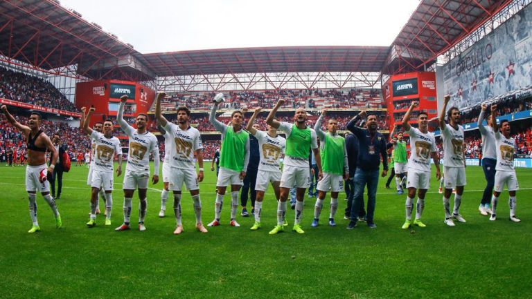 Jugadores de Pumas celebran el triunfo vs Toluca con la afición