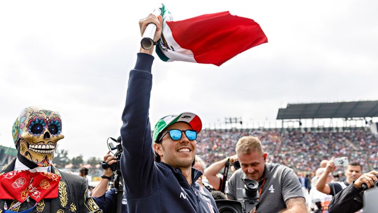Checo saluda al público en Gran Premio de México