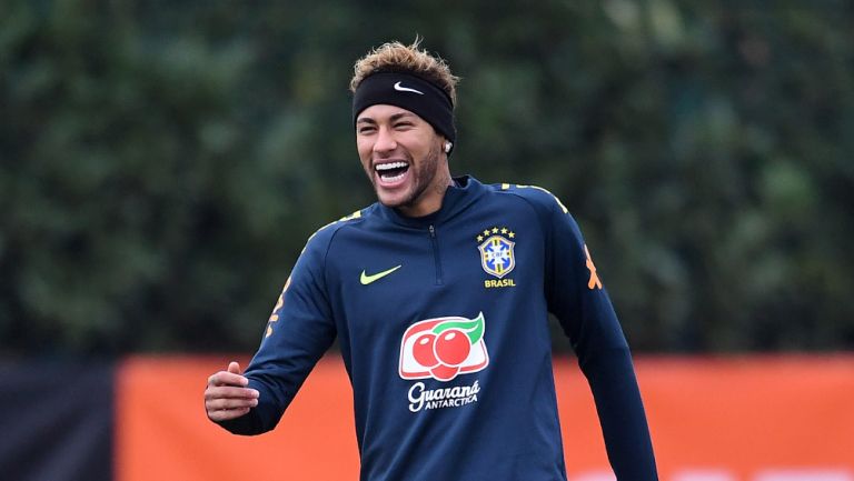 Neymar ríe en entrenamiento con Brasil 