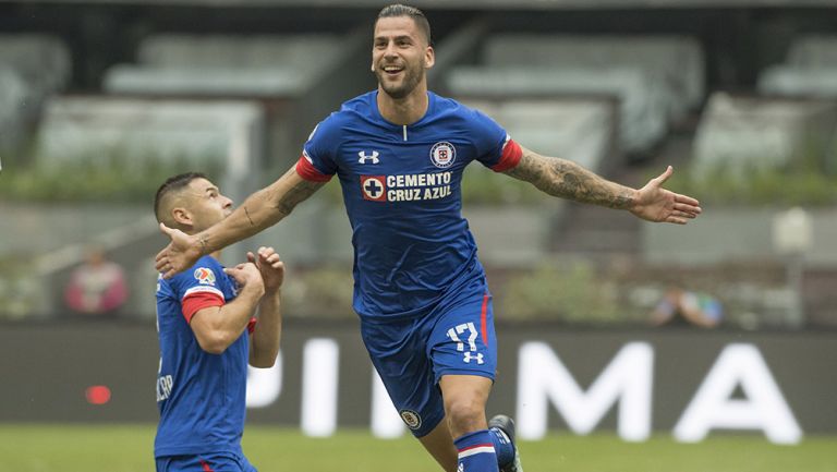 Édgar Méndez celebra gol de Cruz Azul 