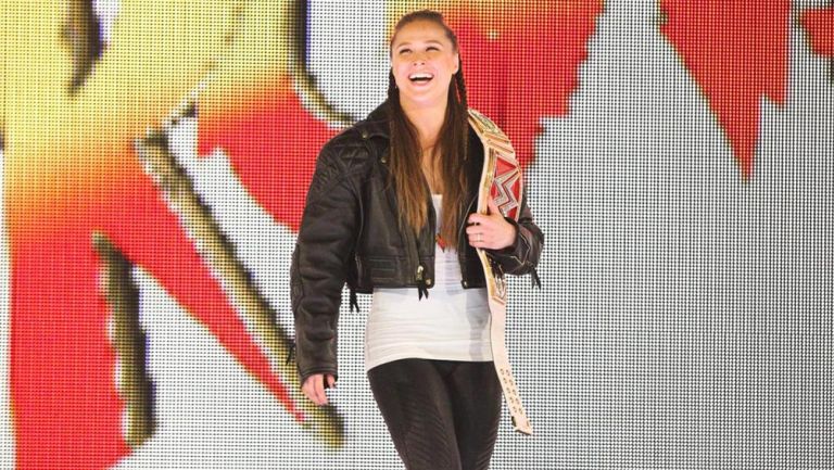 Ronda Rousey hace su entrada en RAW