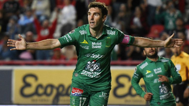Mauro Boselli festeja gol con León