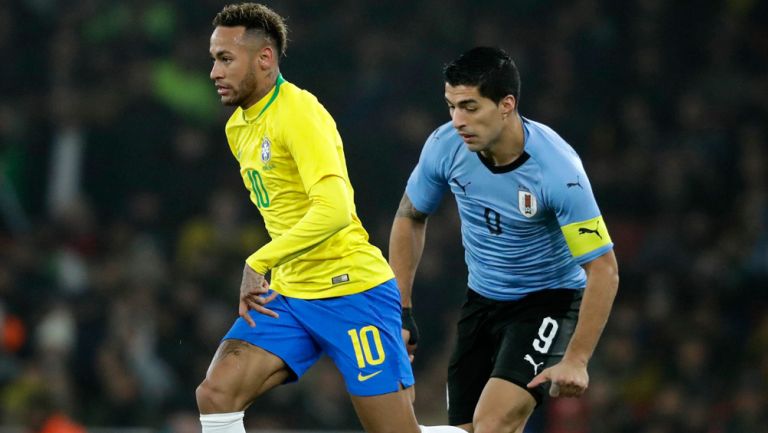 Neymar y Suárez disputan un balón en la Fecha FIFA