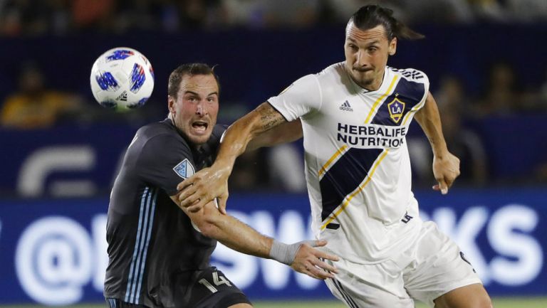 Zlatan lucha por hacerse de un balón en partido de la MLS 
