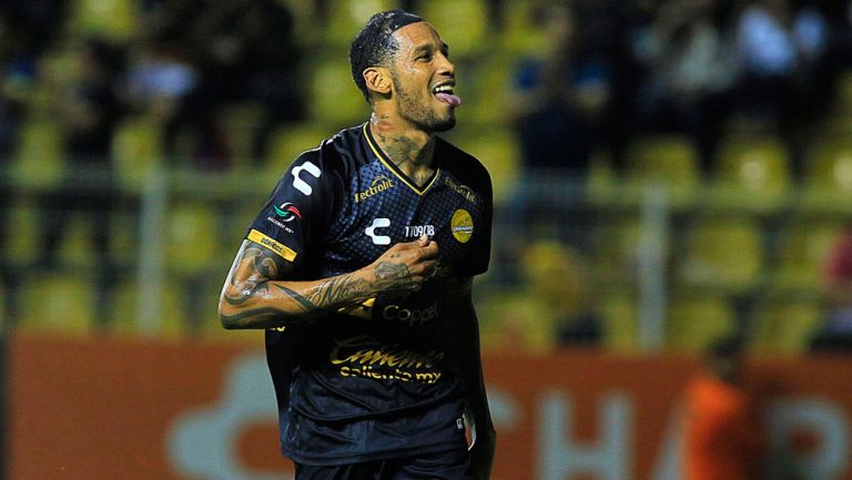 Vinicio Angulo festeja gol con Dorados