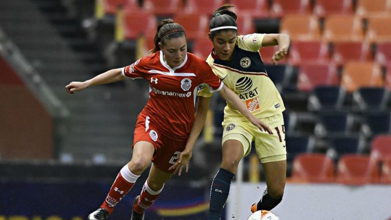 Julieta Peralta disputa un balón en el América vs Toluca de la J