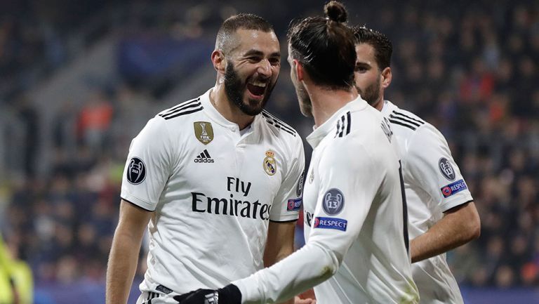 Benzema celebra un gol con sus compañeros del Real Madrid