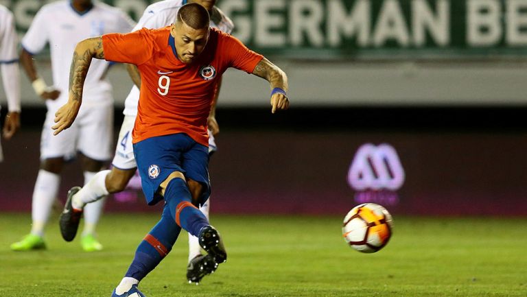 Nicolás Castillo anota de penalti contra Honduras