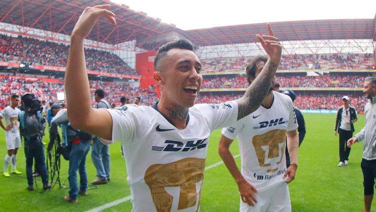 Martín Rodríguez festeja un gol con Pumas