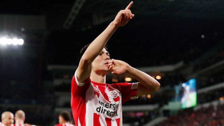 Chucky Lozano festeja un gol con el PSV
