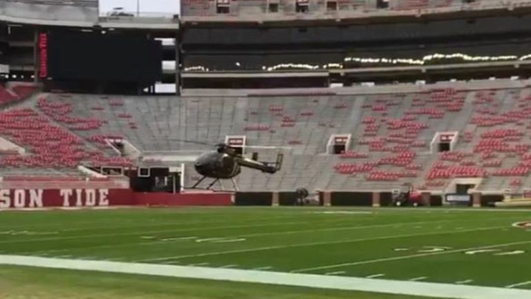 Helicóptero secando el campo de Alabama 