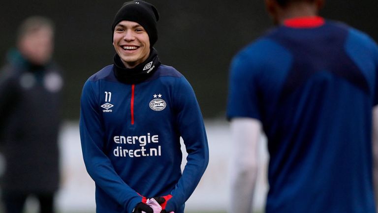 Chucky Lozano sonríe durante práctica del PSV