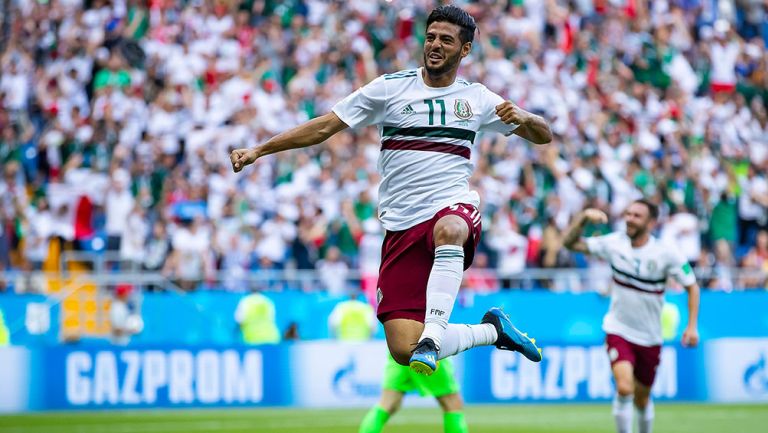 Carlos Vela festeja su gol contra Corea en el Mundial 