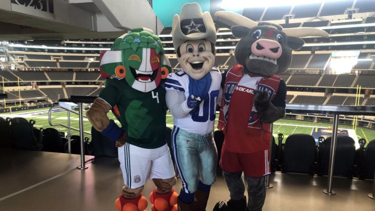 La mascota de la Selección posa con la de Dallas Cowboys
