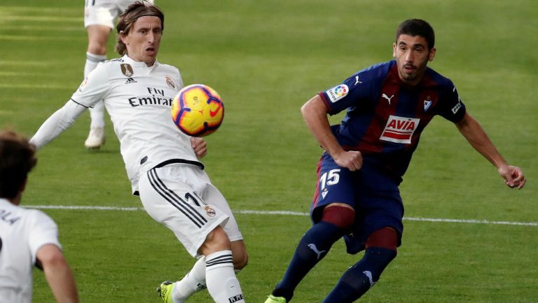 Luka Modric, controla el esférico en encuentro frente al Eibar 