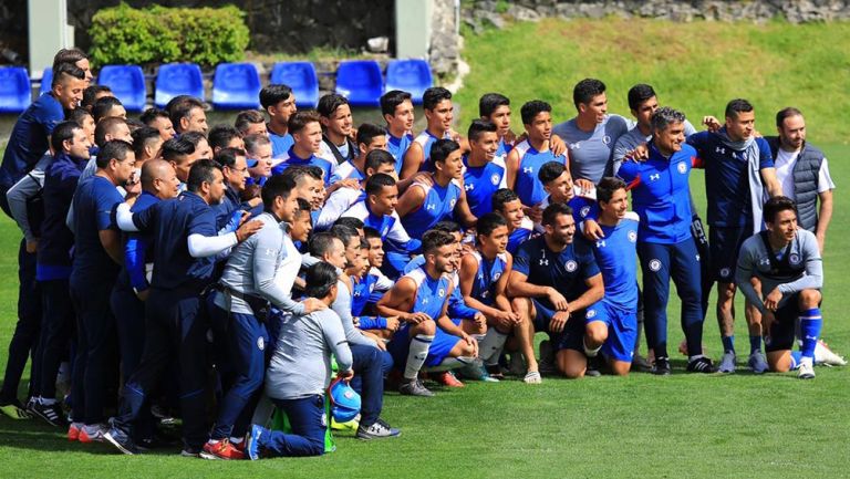 Cruz Azul Sub 15 se toma foto con el primer equipo 