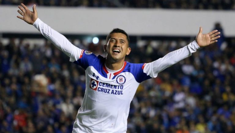 Elías Hernández festeja un gol con Cruz Azul