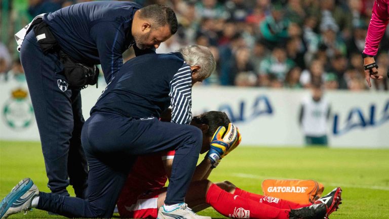 Marcelo Barovero se duele tras caída en el duelo contra Santos