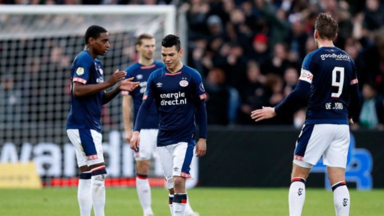 Lozano se lamenta durante partido del PSV