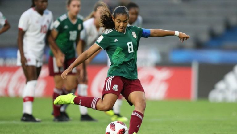 Nicole Pérez cobra un penalti en el juego vs Canadá en Uruguay 2018