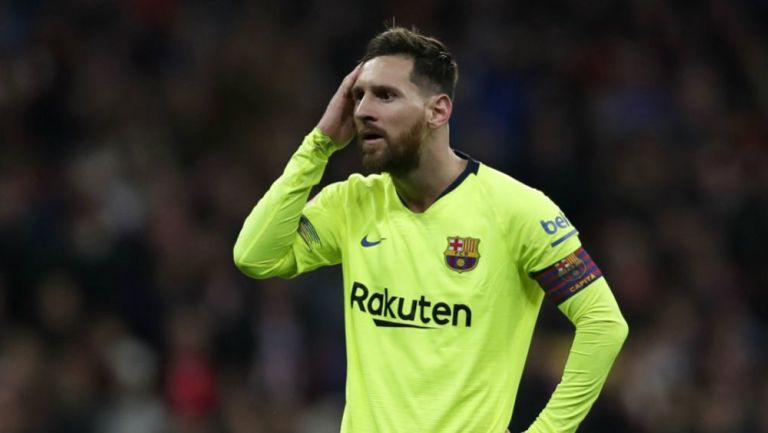Messi se lamenta en un juego del Barcelona