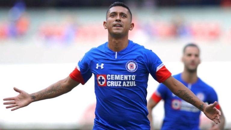 Elías Hernández festeja un gol con Cruz Azul