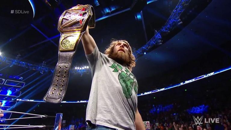 Daniel Bryan levanta el campeonato de la WWE