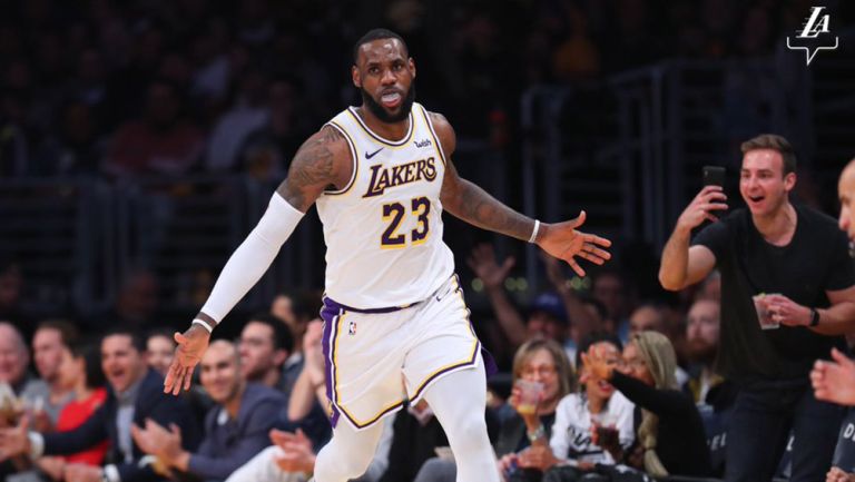 LeBron celebra puntos en juego de los Lakers