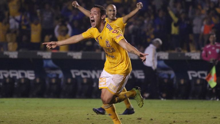 Jesús Dueñas celebra un gol con Tigres