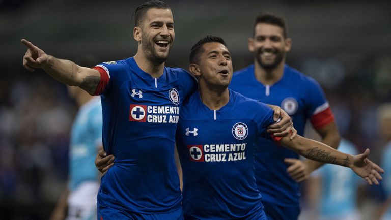 Édgar Méndez y Elías celebran gol contra Gallos 