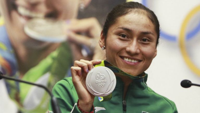 Guadalupe Gónzalez posa con medalla obtenido en Rio 2016